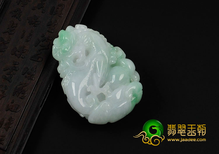 糯冰种翠色缅甸翡翠一叶成龙挂件