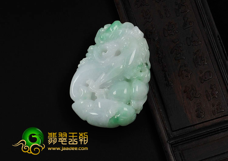 糯冰种翠色缅甸翡翠一叶成龙挂件