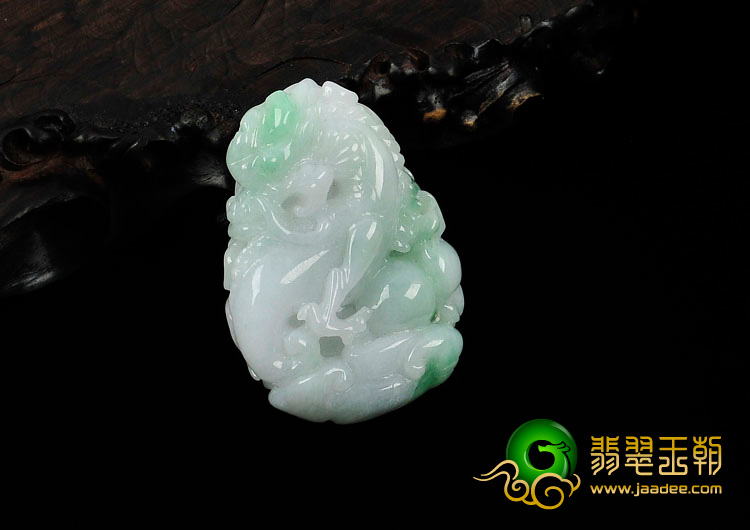 糯冰种翠色缅甸翡翠一叶成龙挂件