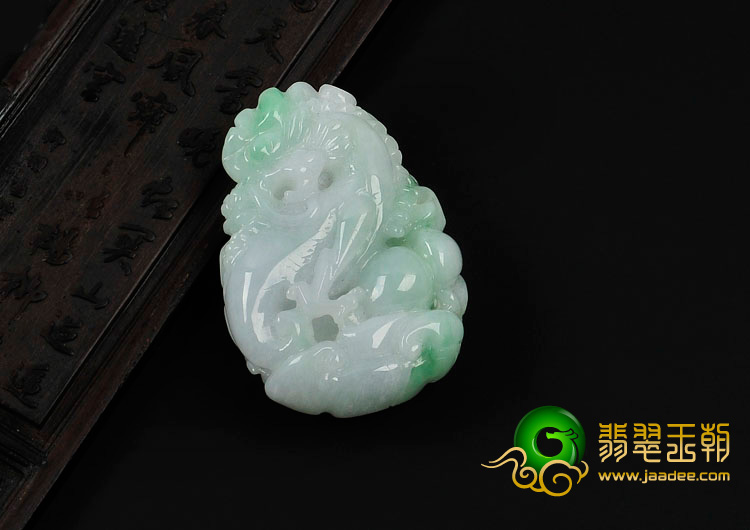 糯冰种翠色缅甸翡翠一叶成龙挂件