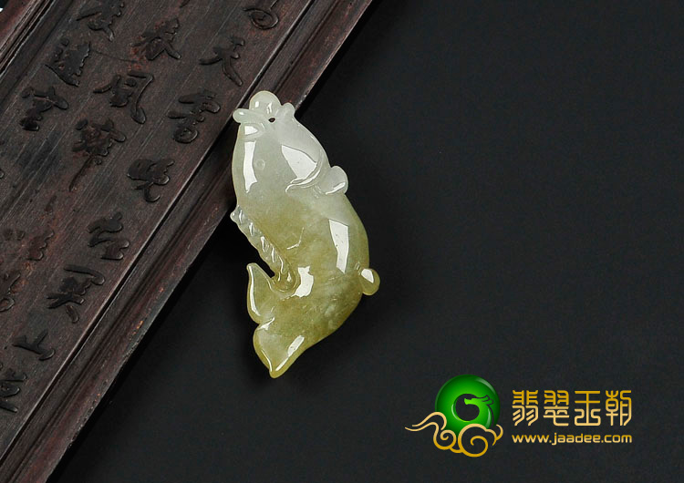糯冰种褐黄翡缅甸翡翠小鱼挂件