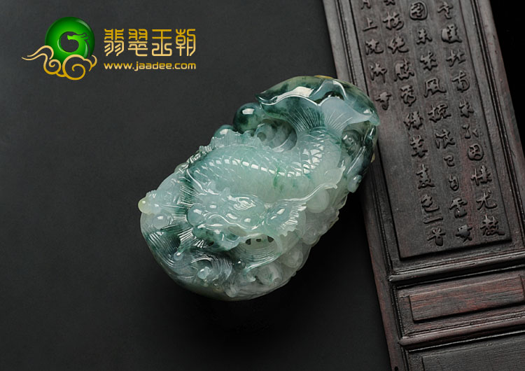 糯冰种黄翡飘花缅甸翡翠龙鱼手玩件