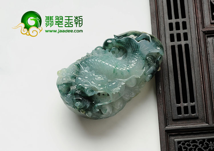 糯冰种黄翡飘花缅甸翡翠龙鱼手玩件