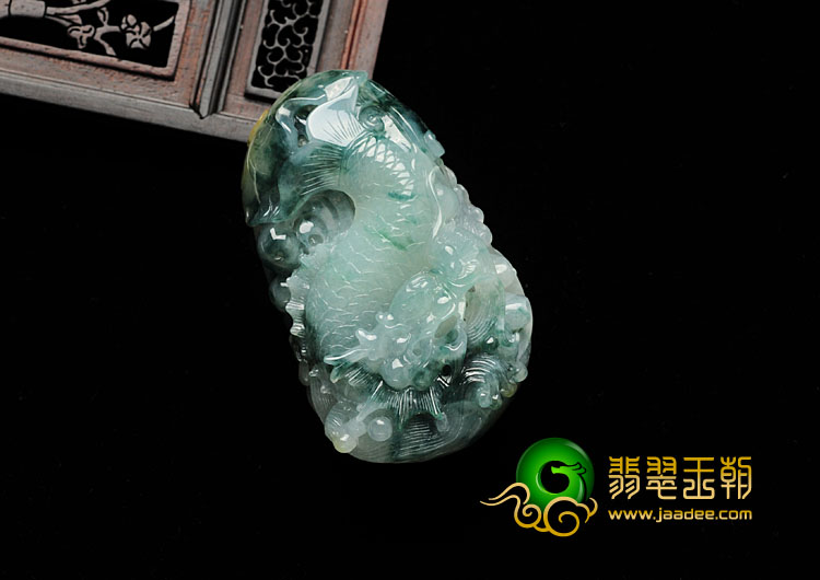 糯冰种黄翡飘花缅甸翡翠龙鱼手玩件