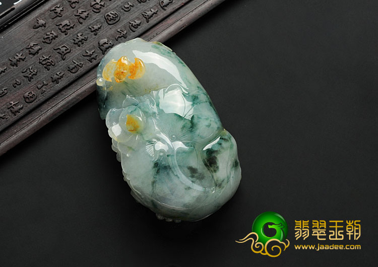糯冰种黄翡飘花缅甸翡翠龙鱼手玩件