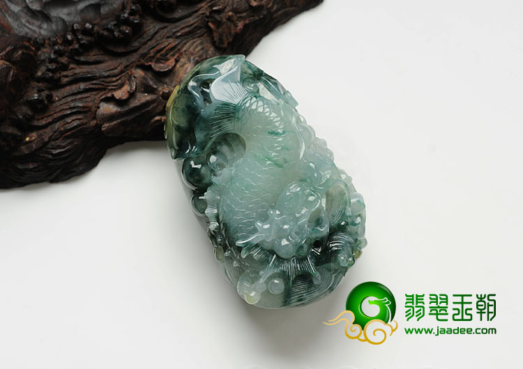 糯冰种黄翡飘花缅甸翡翠龙鱼手玩件