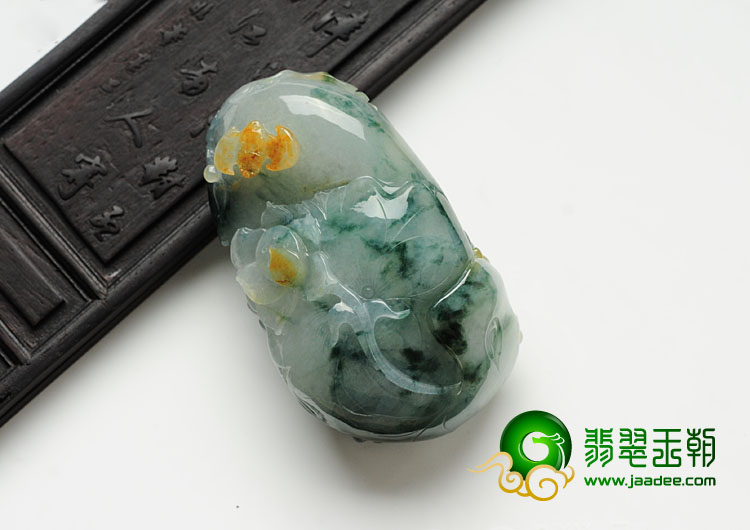 糯冰种黄翡飘花缅甸翡翠龙鱼手玩件