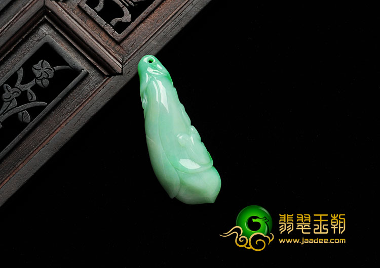 细糯种翠色缅甸翡翠玉兰花挂件