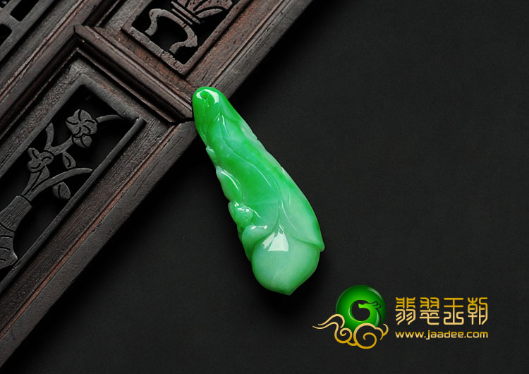 细糯种翠色缅甸翡翠玉兰花挂件