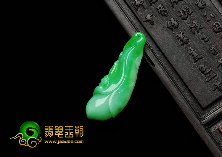 细糯种翠色缅甸翡翠玉兰花挂件