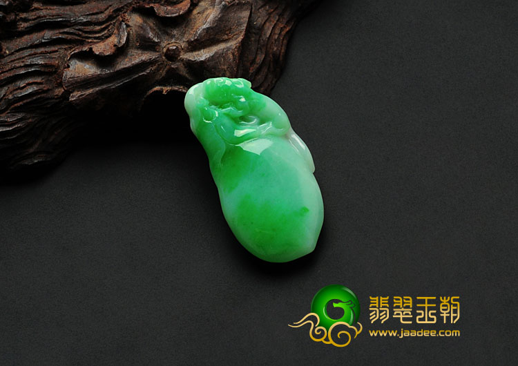细糯种翠色缅甸翡翠福寿瓜挂件