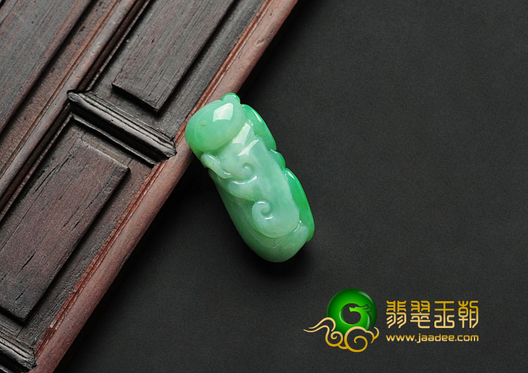 细糯种翠色缅甸翡翠如意挂件