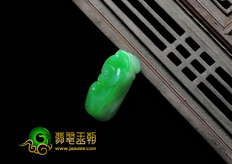 细糯种翠色缅甸翡翠如意挂件