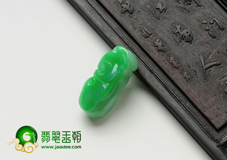 细糯种翠色缅甸翡翠如意挂件