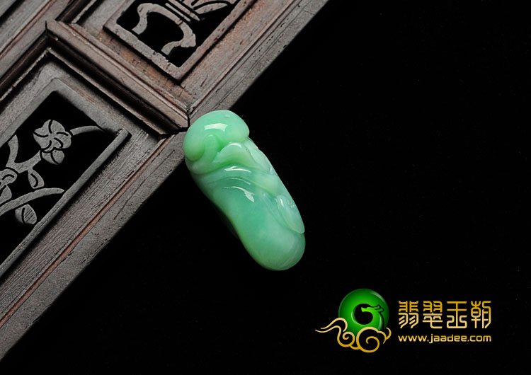 细糯种翠色缅甸翡翠如意挂件