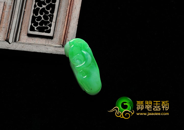 细糯种翠色缅甸翡翠如意挂件