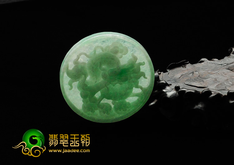 糯冰种翠色缅甸翡翠龙牌挂件