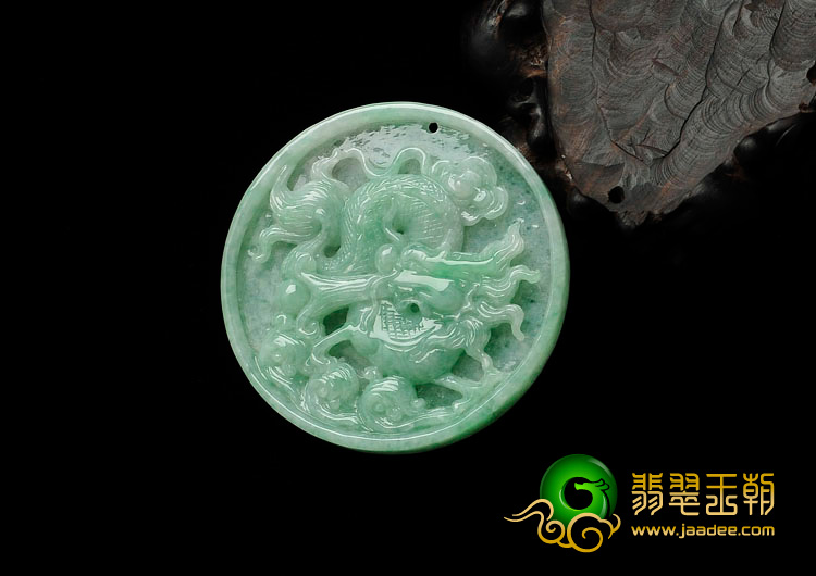 糯冰种翠色缅甸翡翠龙牌挂件