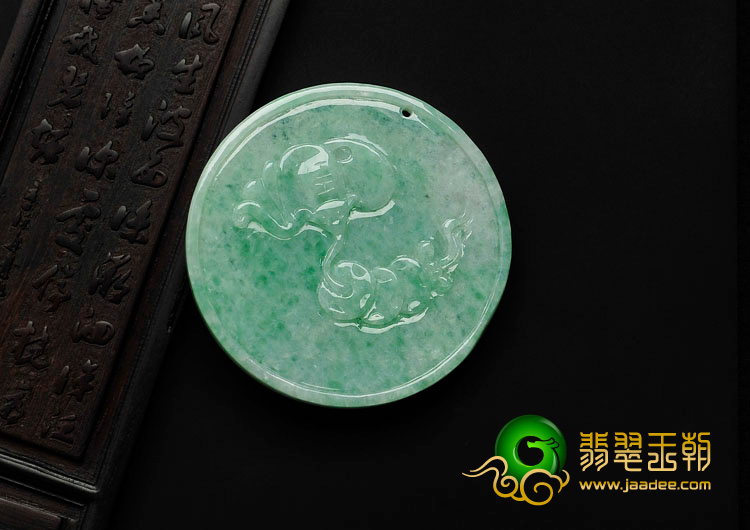 糯冰种翠色缅甸翡翠龙牌挂件