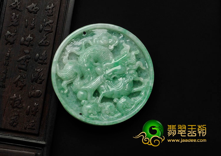 糯冰种翠色缅甸翡翠龙牌挂件