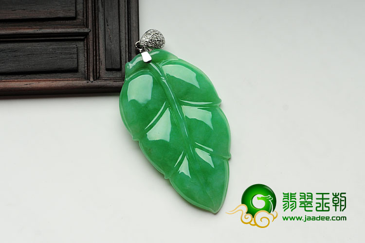 糯冰种翠色缅甸翡翠镶白金扣金枝玉叶挂件（真钻）