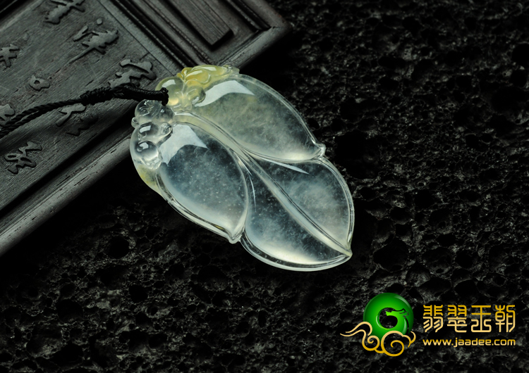 玻璃种略带黄翡缅甸翡翠叶子挂件