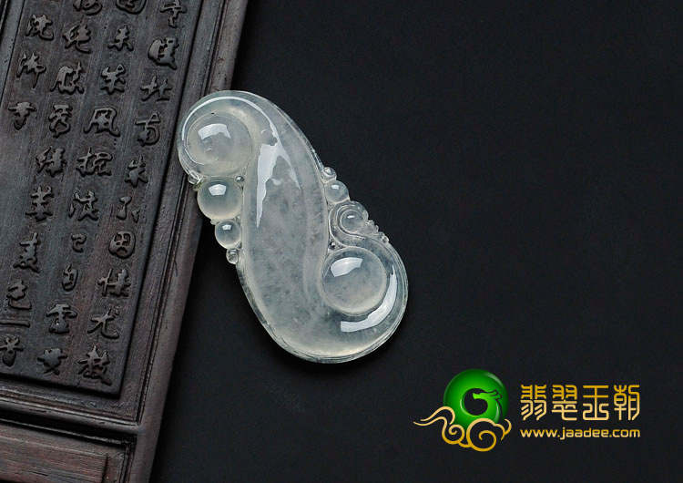 冰种淡晴水缅甸翡翠龙行如意挂件
