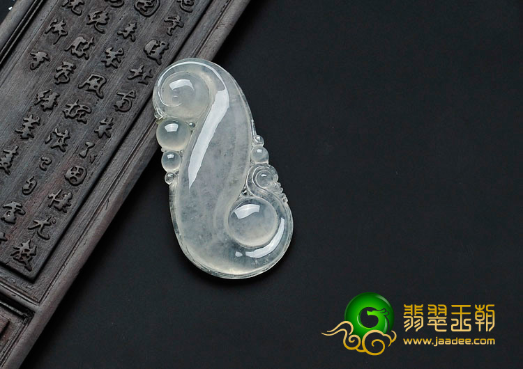 冰种淡晴水缅甸翡翠龙行如意挂件