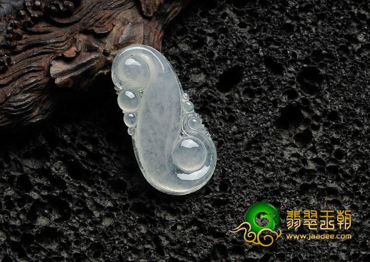 冰种淡晴水缅甸翡翠龙行如意挂件