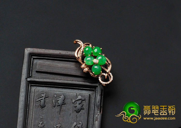 糯冰种翠色缅甸翡翠镶玫瑰金胸坠