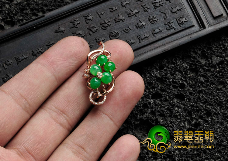 糯冰种翠色缅甸翡翠镶玫瑰金胸坠