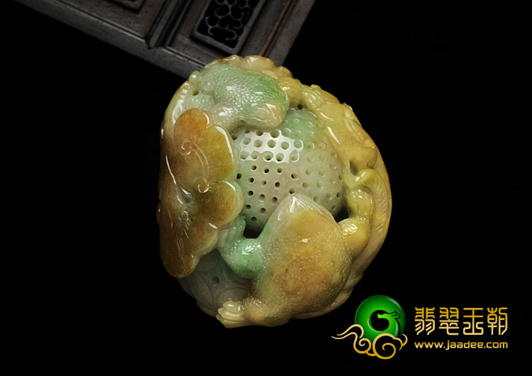 细糯种三彩缅甸翡翠金钱缠身手玩件