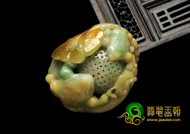 细糯种三彩缅甸翡翠金钱缠身手玩件