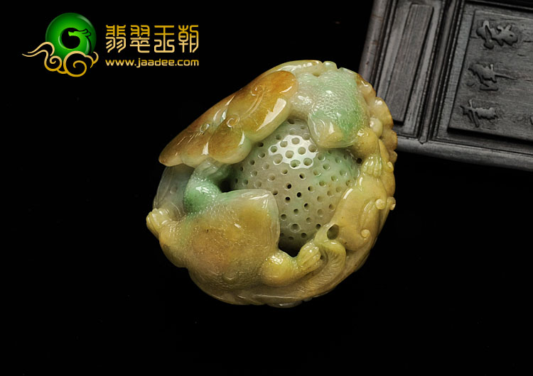 细糯种三彩缅甸翡翠金钱缠身手玩件