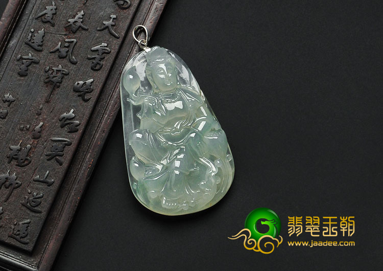 冰玻种淡晴水缅甸翡翠莲花观音挂件