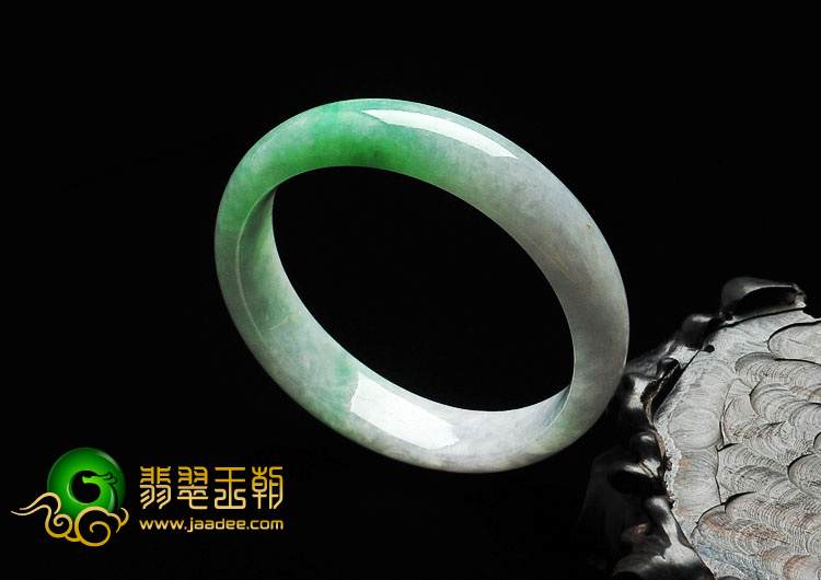 糯冰种翠色缅甸翡翠手镯（53.7mm）