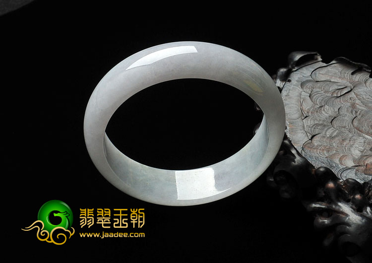 糯冰种淡春带彩缅甸翡翠手镯（61.3mm）