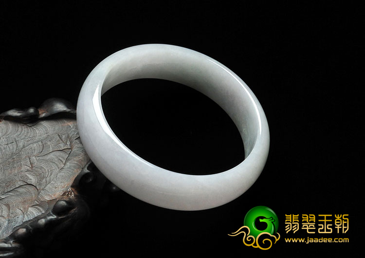 糯冰种淡春带彩缅甸翡翠手镯（61.3mm）