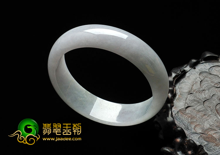 糯冰种淡春带彩缅甸翡翠手镯（61.3mm）