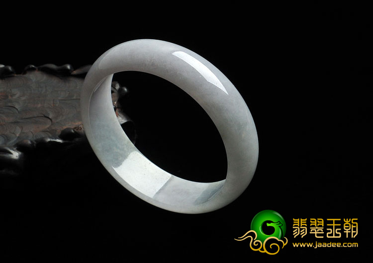 糯冰种淡春带彩缅甸翡翠手镯（61.3mm）