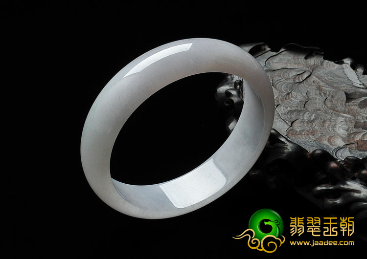 糯冰种淡春带彩缅甸翡翠手镯（61.5mm）