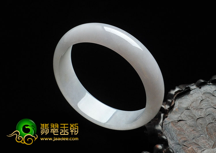 糯冰种淡春带彩缅甸翡翠手镯（61.5mm）
