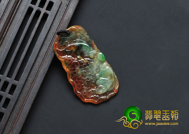 糯冰种三彩缅甸翡翠年年有余挂件