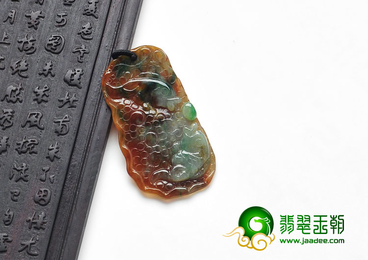 糯冰种三彩缅甸翡翠年年有余挂件