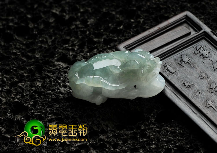 糯冰种晴水缅甸翡翠貔貅挂件（一对）