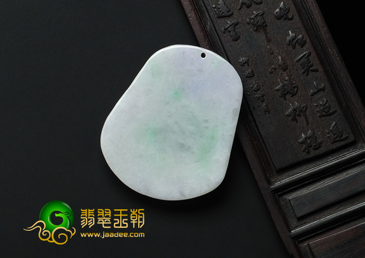 糯冰种春带彩缅甸翡翠马牌挂件