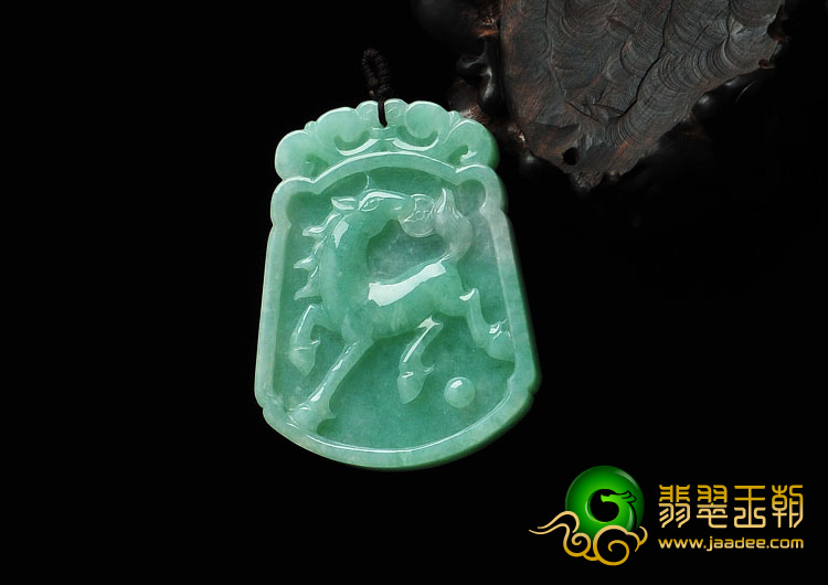 糯冰种豆色缅甸翡翠福到马牌挂件