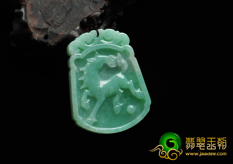 糯冰种豆色缅甸翡翠福到马牌挂件