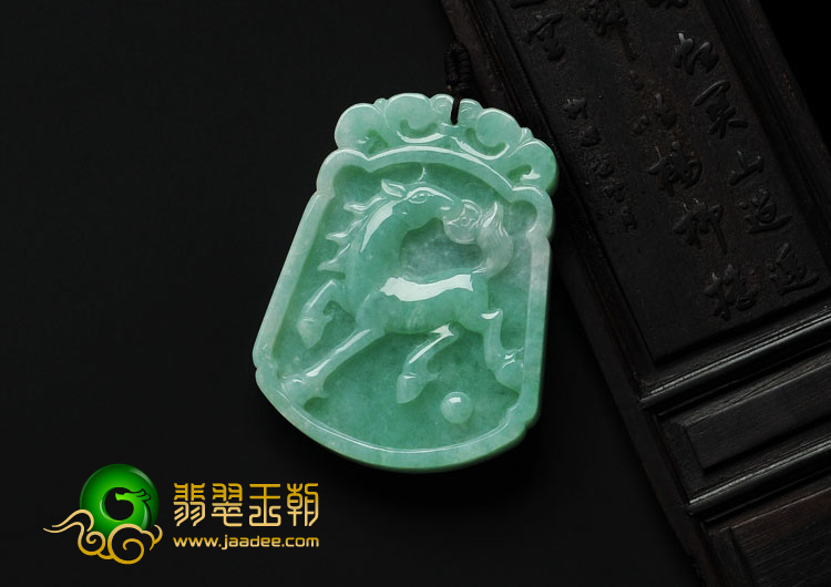 糯冰种豆色缅甸翡翠福到马牌挂件