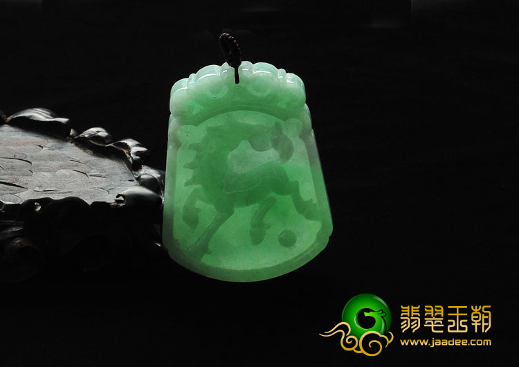糯冰种豆色缅甸翡翠福到马牌挂件